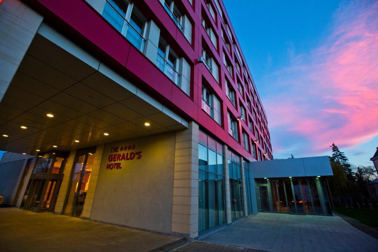 The Gerald'S Hotel Rădăuţi Exteriör bild