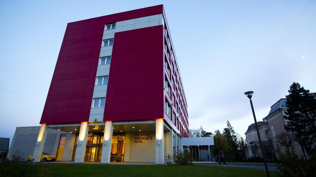 The Gerald'S Hotel Rădăuţi Exteriör bild